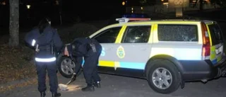 Gav sig på polisbil
