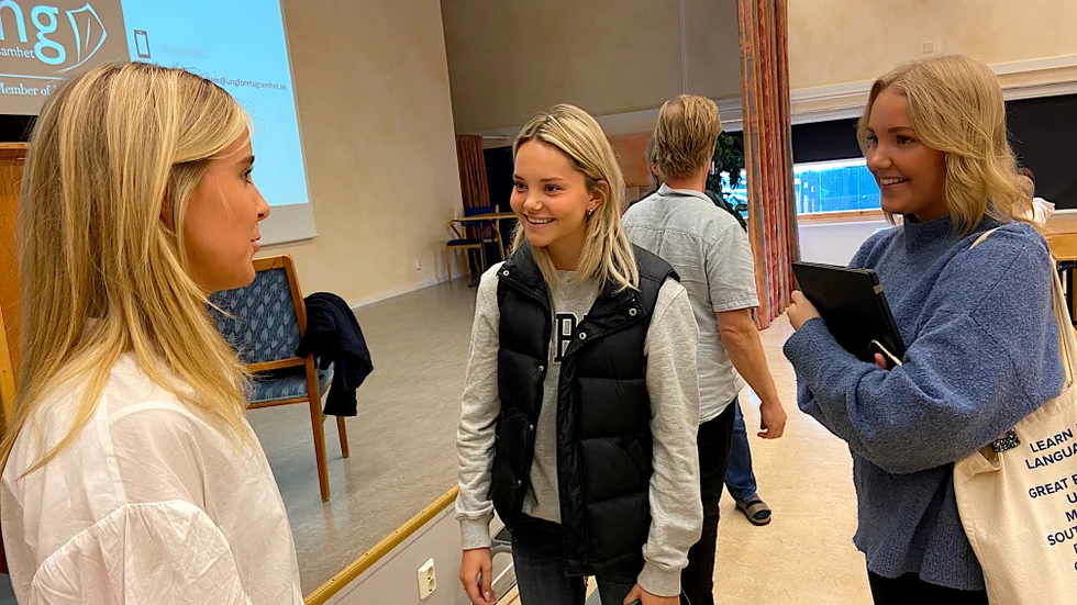 Sofia Hildingstam pratar med Linnéa Lindegren och Clara Lindgren efter Sofias presentation i aulan.