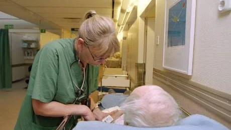 Höjda patientavgifter eller höjd skatt är frågan för många landsting.