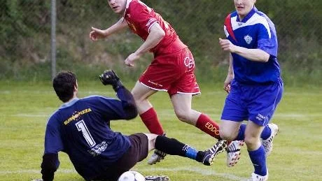 Dennis Boman (röd dress) är på väg att lämna Syrianska. Hans tidigare klubb Sleipner är det hetaste alternativet.