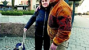 Karina Hansen får en kram av Keith Pettersson. - Du är den ende som bryr sig om oss, säger han. Foto: Robert Svensson