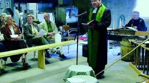 Nu har Sten Vedmar, som här håller en hyttgudstjänst på Reijmyre glasbruk 2002, slutat som kyrkoherde i Skedevi/Regna församlingar.