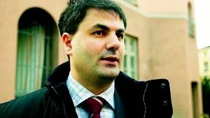 Skolminister Ibrahim Baylan åker runt i landet för att se hur skolorna hanterar katastrofen i Sydostasien.