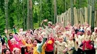 Stora premiärvrålet utanför Wild Camp levererar här de vinnande 100 barnen i Folkbladets och Kolmårdens Djurparks tävling, tillsammans med TV-kändisen Ola Lindholm och deltagarna från Wild Kids i TV.
Foto: Andreas Skogh (011-200 462)
redaktion@folkbladet.se