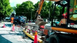 Delar av Södra Promenaden och Hörngatan är avstängda fram till 20 juli och under den perioden leds trafiken runt på Bryggaregatan, Nygatan och Drottninggatan.
Foto: Andreas Skogh (011-200 462)
redaktion@folkbladet.se