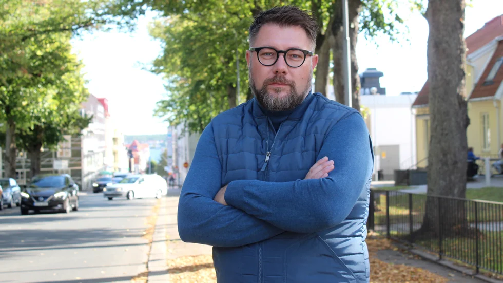 Dan Nilsson (S) ser det som orealistiskt att Ellen Keys högstadieelever kan gå i en ny skola "om ett par år". 