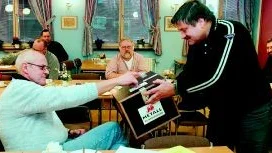 Rolf Påhlsson gick runt med valurnan när nya styrelseledamöter skulle väljas under Outokumpus Metallklubbs årsmöte. Här är det Kjell Granath som lägger i sin röst.
FOTO: TITTI OLOVSSON
