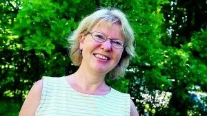 Eva Änggård har studerat hur det är när barn ritar och målar och hittat viktiga förhållanden.  - Barn vill göra fina bilder därför älskar dom mallar och färdiga figurer, dom vill vara duktiga, säger hon. 					            
Foto: Robert Svensson