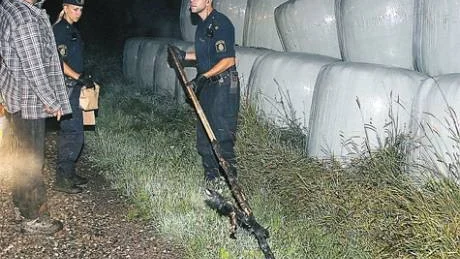 Polisen larmades till Ingelstad, mellan Risinge och Mo Gård. Någon hade tänt eld på ett träkors vid några höbalar. Foto: Björn Persson/Wighsnews