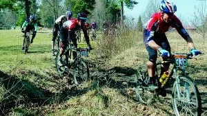 Segraren Mattias Lövgren, Finspångs CA, var i täten redan på det första av de fyra varven i mountainbike-premiären i Finspång, Haga Cykel Cup. Här är det klubbkamraten Erik Erntsson som ligger i bakhjulet.
Foto: Gunnar Johansson
