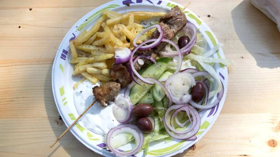 Kafelino
Rätt: Souvlaki med tzatziki, pommes och sallad
Pris: 110 kronor med dricka
Betyg: PPP
Med längtan till Grekland och den varma solen i ansiktet tog jag mig an souvlakin som är helt okej festivalmat! Ett grillspett på fläskfilé eller kyckling med pommes, sallad och tzatziki. Inga konstigheter, men god smak och en mättande måltid. Jag, som hatar att slänga mat, bad om mindre pommes och fick då istället mer sallad, bra tänkt tycker jag men saknar en tomatskiva eller två.
Gunnel Ekman