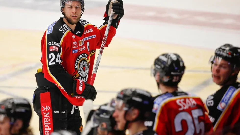 SÅ HÄR. Supportrarna vill gärna se Johan Harju signalera för mål i kvällens viktiga match mot Rögle.