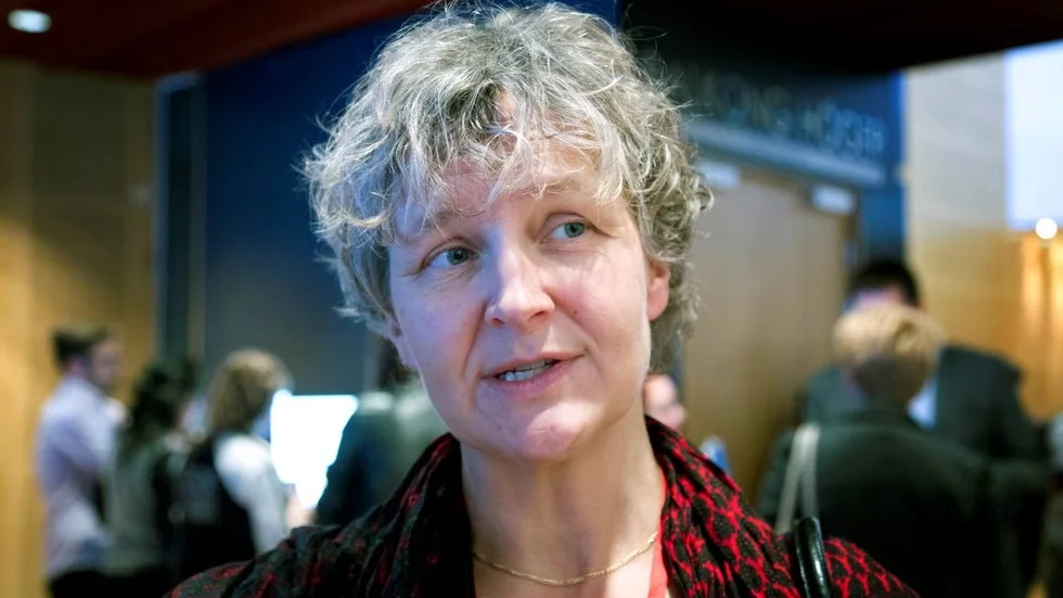 Utbildning och utvecklingsfrågor talade Arjeplogs kommunalråd Britta Flinkfeldt Jansson om vid regeringskansliets seminarium. ”Hela min stab som jag har runtomkring mig är kanske 6–7 personer och det förstår ju alla att med det antalet människor så hinner vi inte jobba så mycket med vår egen utveckling som vi skulle behöva göra. Vi behöver hjälp med styrning och ledning”, säger hon