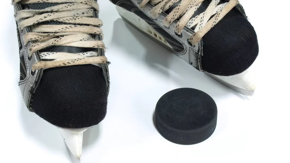Begagnat. Tanken var att exempelvis skridskor och annan hockeyutrustning skulle finnas för utlåning på sportoteket. Men nu skrotas planerna. (Arkivbild)