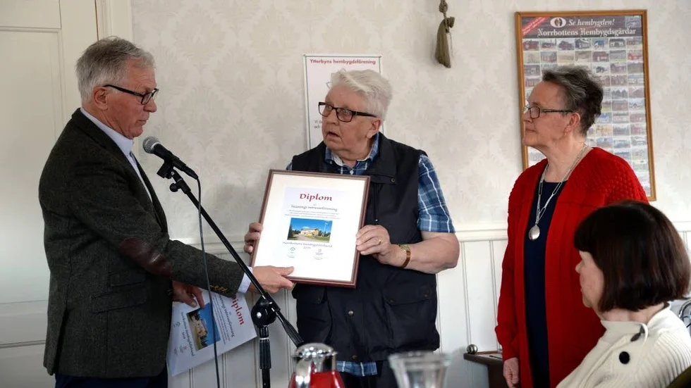 Hembygdsförbundets ordförande Karl Petersen överlämnade diplomet till Årets hembygdsförening, viket mottogs av Nils Palovaara och kristina Laanen Suaningi.
