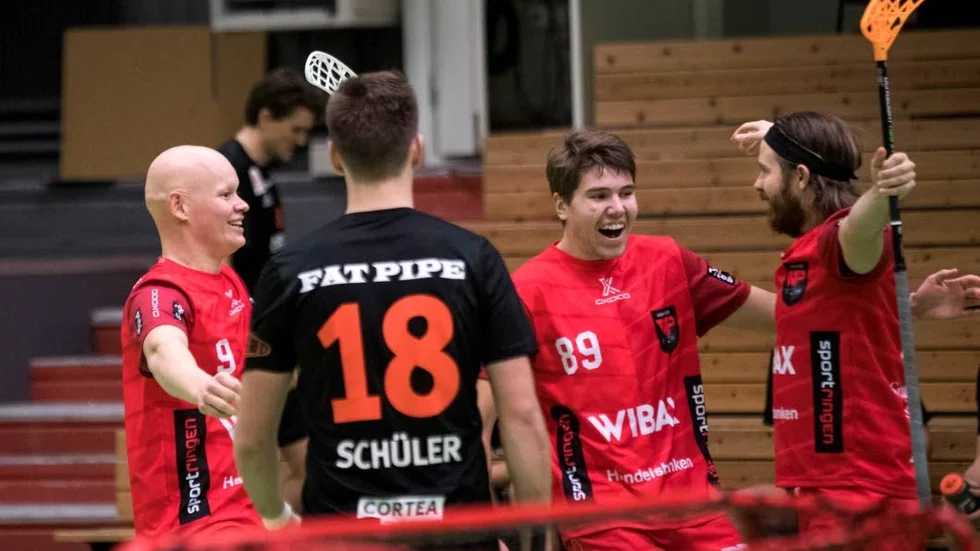 Joakim Nilsson (längst till höger) gjorde två mål mot AIK i söndags. Nu ser han fram emot mötet med RIG Umeå.