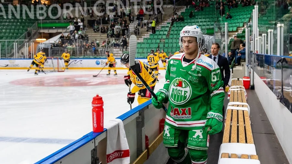 Leon Bristedt stängs av efter en huvudtackling mot Niklas Olausson.