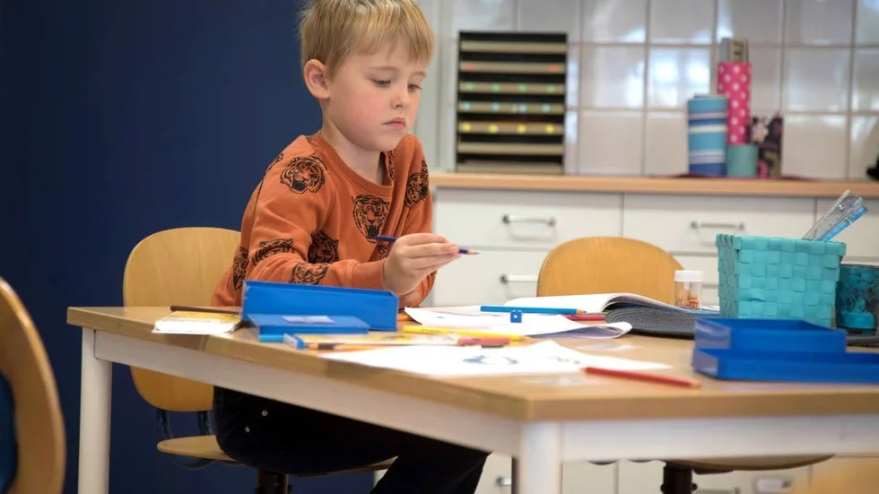 Vi tänker långsiktigt på skolan - och tar ansvar för ekonomin, påpekar majoriteten i Bun. Här Edvard Vincent vid skolan i Bergsviken. (Arkivbild)