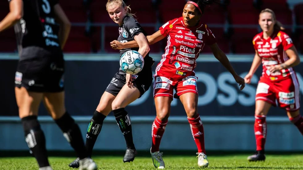Madelen Janogy var en av Piteå-spelarna som träffade ribban mot Växjö.