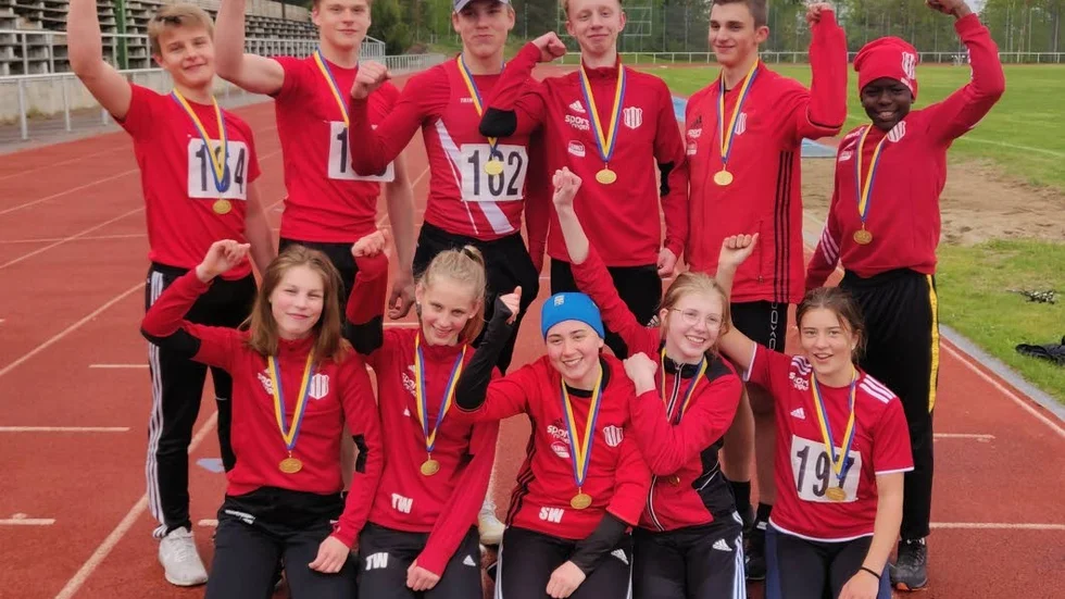 Piteås segrande lag: Lukas Berglund, Mikael Burman, Filip Lindlöf, Felix Ridderstråle, Sebastian Almqvist och Idi Imoni. Nedre raden: Julia Johansson, Tuva Weiland, Stina Widmark,  Ebba Hedkvist och Johanna Stridbar.