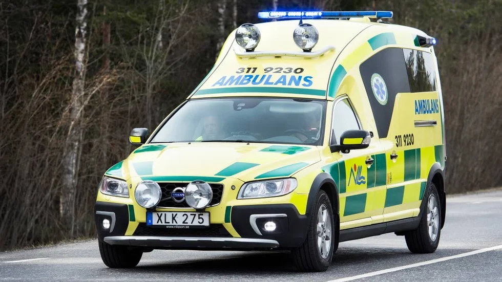 Ambulanspersonalen som kom till olycksplatsen konstaterade att mannen var kraftigt påverkad. (Arkivbild)