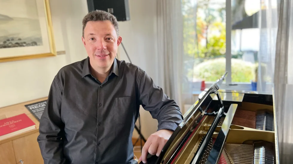 Fredrik Ingå gillar att kunna kombinera livet som kyrkomusiker med musikaljobben. 