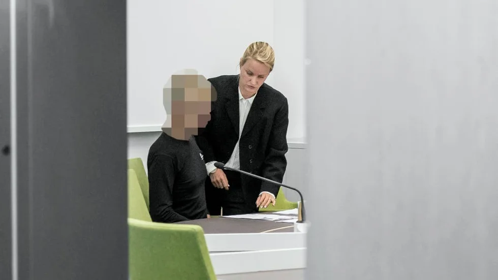 Den 53-årige mannen tillsammans med advokaten han hade i tingsrätten. (Arkivbild)
