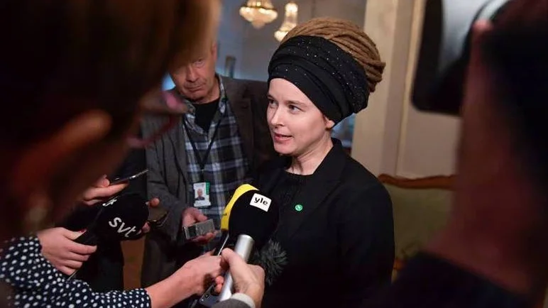 I stormens öga. Luleåpolitikern Amanda Lind, 38, blev landets mest jagade politiker som nytillträdd kulturminister. "När man blir kulturminister får man räkna med kritik. Man kan inte förvänta sig lugn och ro", säger hon.