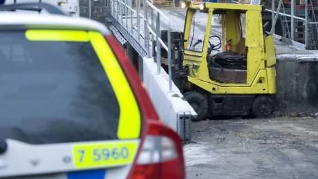 Här står trucken som ramlade ner från kajen i bakgrunden. Föraren blev dock endast lindrigt skadad    Foto: Janne Forsby