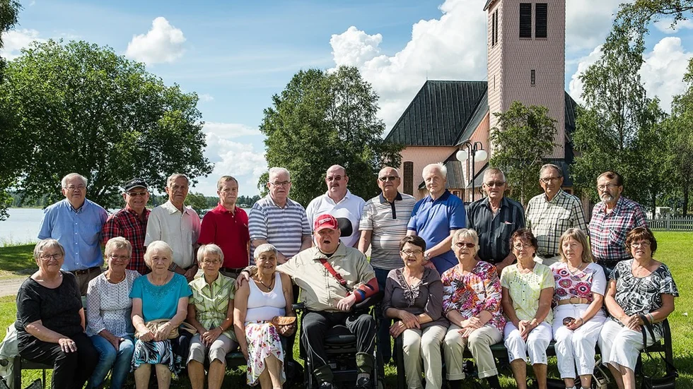 Deltagare i 57-årsjubileet i Arjeplog. Stående fr.v. Martin Bremberg, Sven Dahlberg, Gert Westerlund, Brynolf Lundmark, Max Carlman, Lennart Lindberg, Jim Långdahl, Göte Långström, Roland Öhrnell, Robert Lundstedt och Roland Bissmark.Sittande fr.v. Birgit Granström, Ketty Johansson, Ulla-Britt Lemon, Karin Laestander, Kerstin Flinkfeldt, Nils Marklund, Gudrun Nilsson, Agda Hofman, Maj-Britt Boström, Ingrid Nilsson och Barbro Holmström.