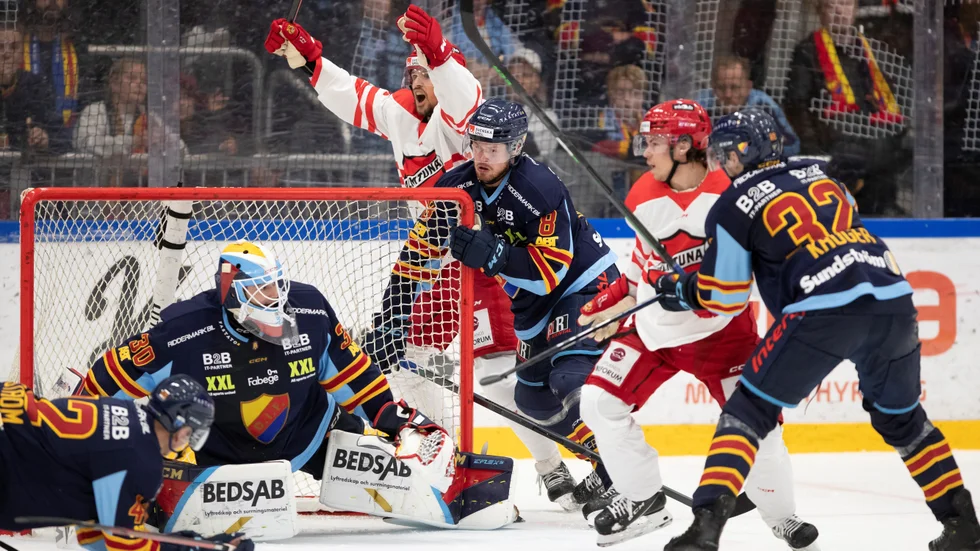 Viktor Hertzberg, bakom kassen, sträcker armarna mot taket efter Markus Karlströms (utanför bild) skott som innebar ledning med 1-0 mot Djurgården. Almtuna vann sedan på straffar.