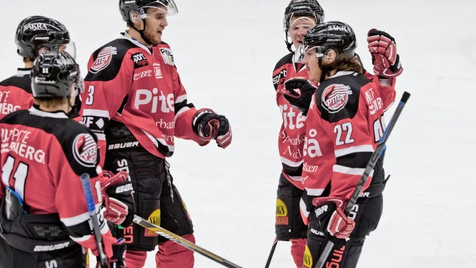 Jens Enlund, längst till höger, satte segermålet för Piteå Hockey mot Östersund i förlängningen. (Arkivbild)