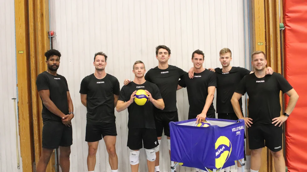 En sextett nya spelare tillsammans med tränaren Lukas Karlsson. Från vänster Relyea Spellar, Viktor Lindberg, Axel Grave, Aidan Saladana, Joakim Lindblom och Gabriel Holgersson.