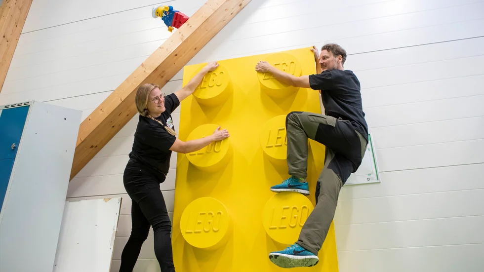 Jenny Berntsson och Joakim Bezeks ser fram emot att byta ut legohyllan mot den boulderingavdelning som ska bli en av delarna när de bygger en klätteravdelning inne i leklandet. 