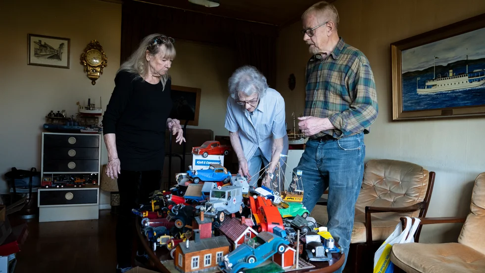 Birgitta Lindqvist, Kristina Palm och Göran Lindqvist går igenom den stora högen av modellfigurer på vardagsrumsbordet.