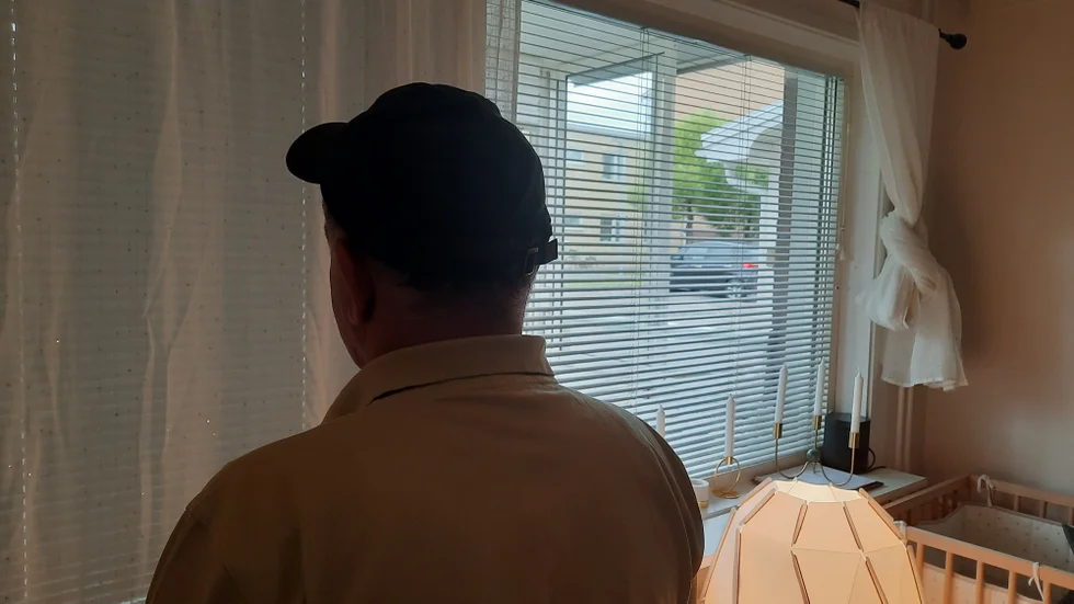 Pappan i familjen är rädd för sitt och sin familjs liv. "Det kan finnas irakier i Sverige som letar efter mig", säger han.