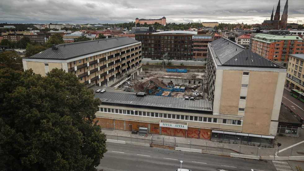 I minst åtta månader beräknas rivningen av Sivia torg pågå. Merparten av arbetet sker från insidan men vissa delar måste rivas från utsidorna. 