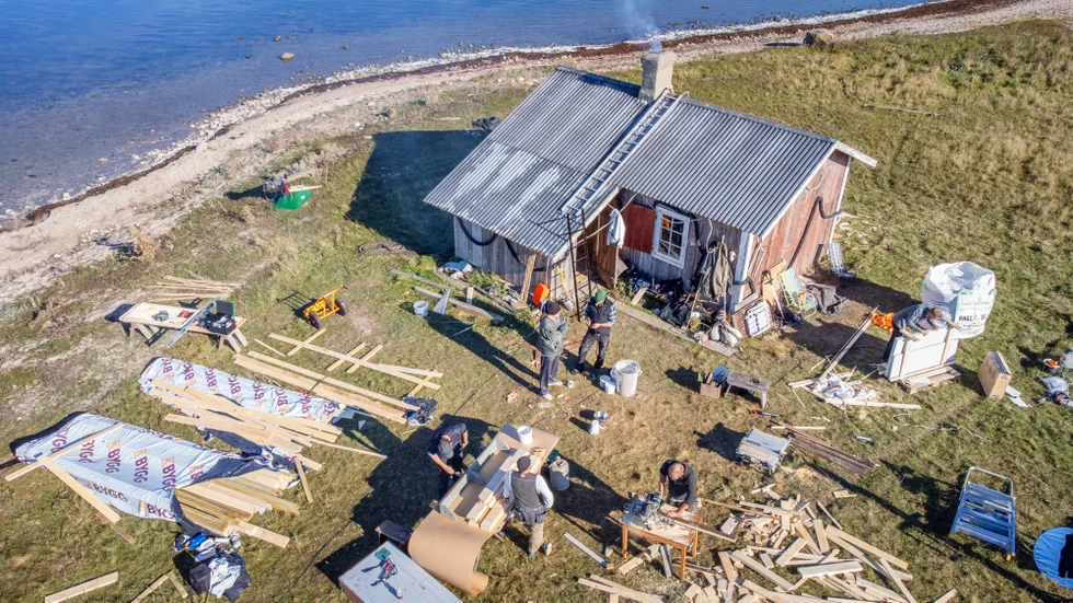 Det rådde febril aktivitet på Rone ytterholme i torsdags då teamet bakom det nya tv-programmet "Stugdrömmar" färdigstälde renoveringen av den strandbod som finns på den lilla ön. Dagen efter skulle ägarna få se slutresultatet. 