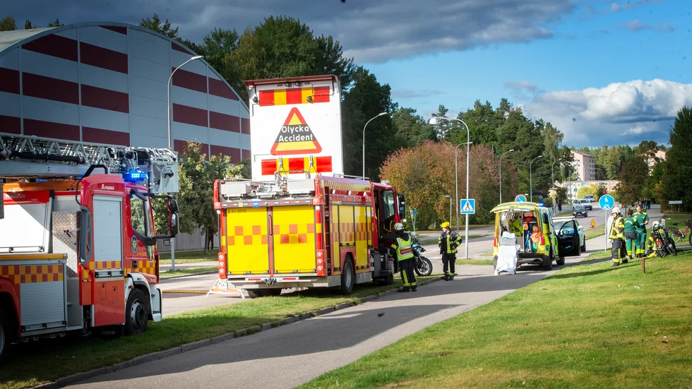 15.06 kom larmet om en påkörd person vid ett övergångsställe på Idrottsvägen i Nyköping.