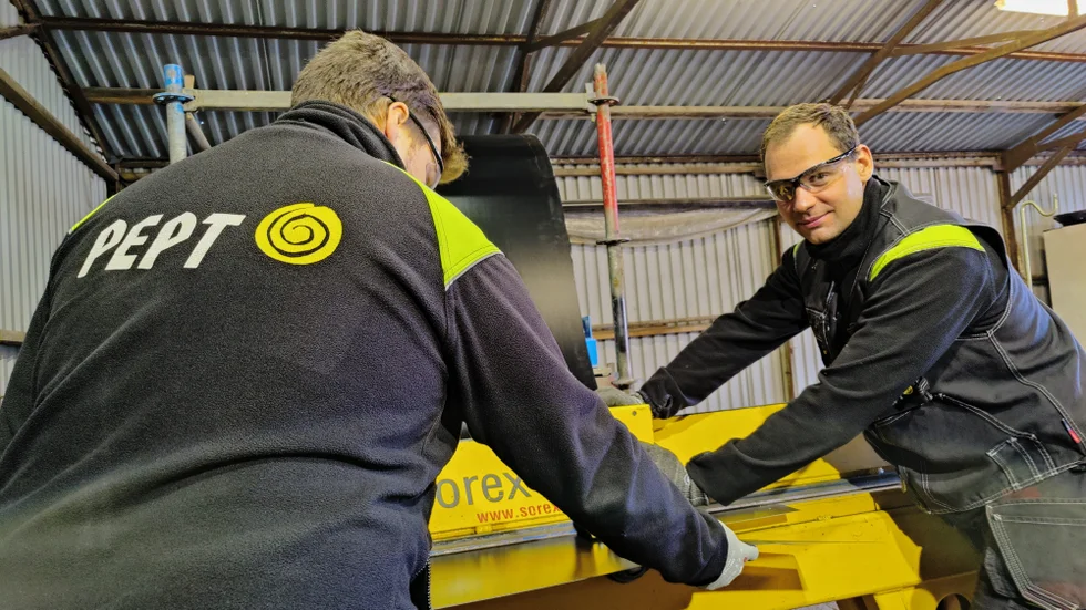 Mateusz Przybylowski (med ryggen mot) och Bartosz Blaszczyk i en fältverkstad på Rönnskär i Skelleftehamn.
