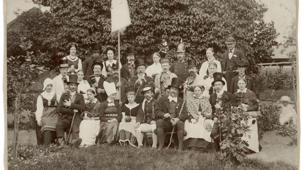 Rejmyre bruksfest 1880-tal, med en brokigt klädd skara människor, bland annat ur släkterna Schmidt och Kessmeier.