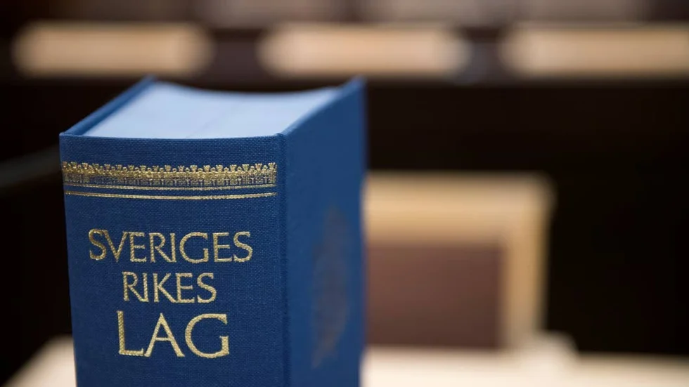 27-åringen erkänner både stöld och bedrägeri men frikänns i brist på bevis.
