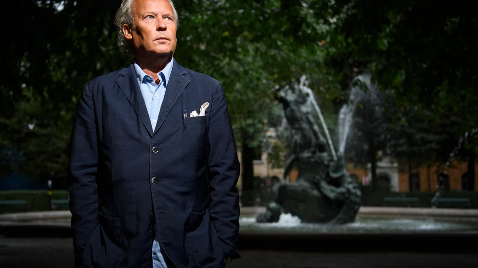 Klas Östergren anses vara en av våra främsta prosaister. Han var 2014–2018 ledamot av Svenska Akademien. Senast utkom han 2021 med den historiska romanen "Två pistoler".