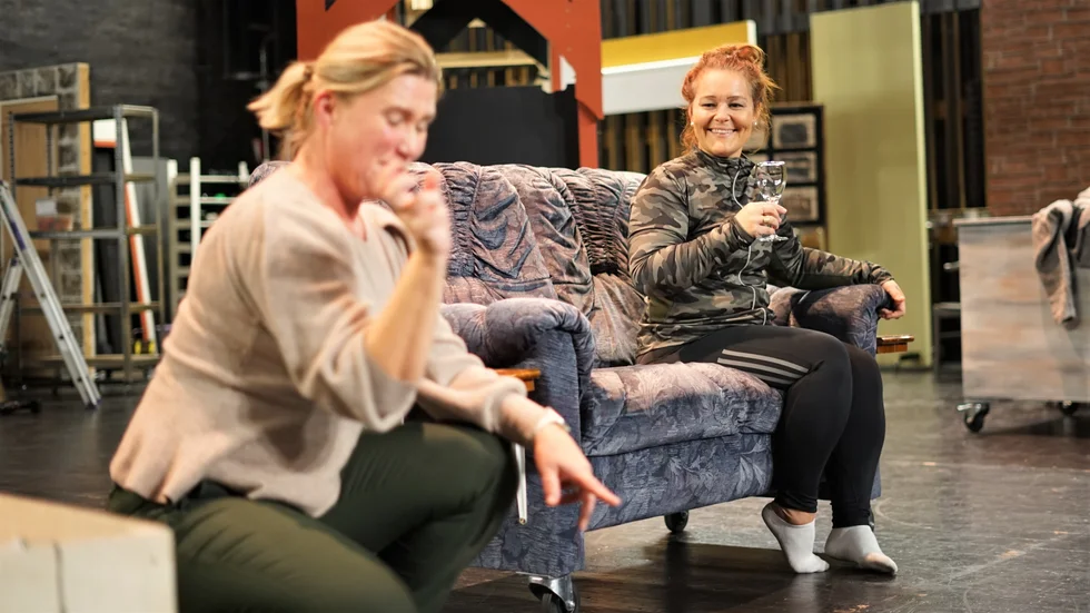 Årets föreställning av Scenknuten är inget mindre än "Sällskapsresan". Janicke Serneberg och Linda Ahlsén spelar två av huvudrollerna.