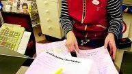 Namninsamling. Hittills har 23 sidor fyllts med namn med krav på att butiken i Sonstorp ska vara kvar. Sara Hillbom berättar att de redan köptrogna kunderna nu ställer upp ännu mer.