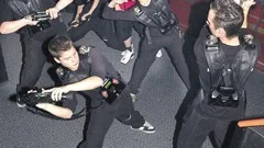Norrköpings sexmannalag Nulli Secundus, latin för aldrig tvåa, demonstrerar hur det kan se ut under en laserdomefight. Närmast Kim Lööf, 17 år och lagledaren Fredrik Davidsson, 16 år. 
FOTO: JANNE FORSBY