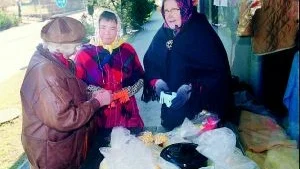 Påskdamerna Monica och Ella sålde lotter så det stod härliga till. På sk i olika former stod på vinstlistan.
FOTO: GUNNAR JOHANSSON