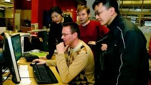 Vad är detta? Chen Zu, Li Daosheng och He Bin synar, vad Folkbladets Tim Södergren kan ha på sin skärm.
FOTO: FREDRIK SCHLYTER
