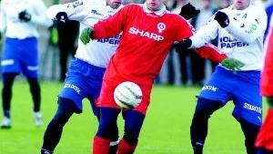 Från spelare till tränare. Andreas Thomsson ger upp spelarkarriären för att träna division 3-laget Linköpings FF. Här syns Andreas i kamp med IFK:s Andreas Alm och Mikael Blomberg.
FOTO: NICLAS SANDBERG