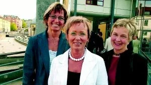 Här ses tre av 311 glada mottagare av S:t Olofsmedaljen för 25 års lång och trogen tjänst inom Norrköpings kommun, från vänster läraren Lena Peth, assistenten Katharina Laström och läraren Annette Kennrud.
FOTO: ANITA KJELLBERG